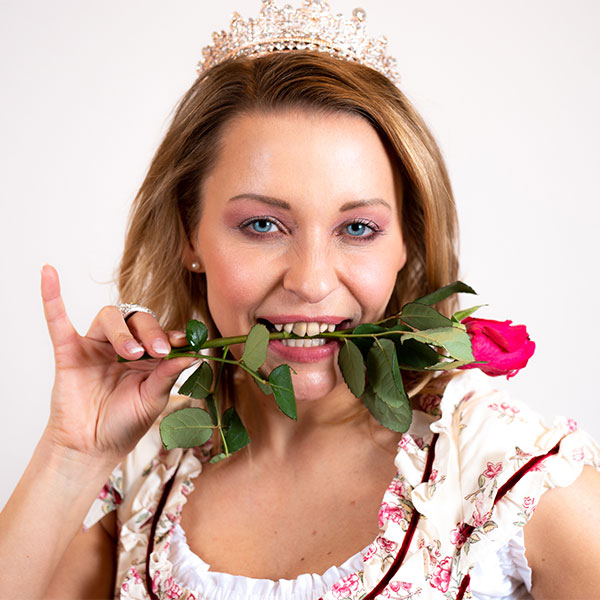 Prinzessin mit einer Rose im Mund in der KFO Euskirchen