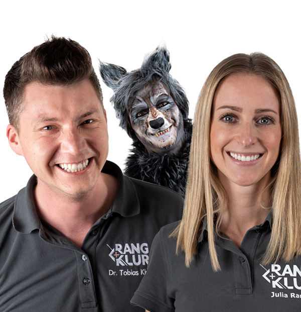 Julia Rang, Dr. Tobias Klur und ein Wolf zeigen Zähne in der KFO Euskirchen